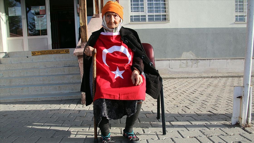 Milli Eğitim Bakanı Selçuk'tan İstiklal Marşı okuyan asırlık çınar paylaşımı