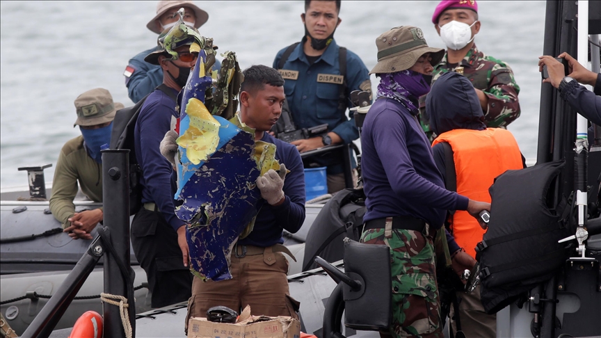 Vazhdon ekzaminimi i pjesëve të avionit të pasagjerëve të rrëzuar në Indonezi