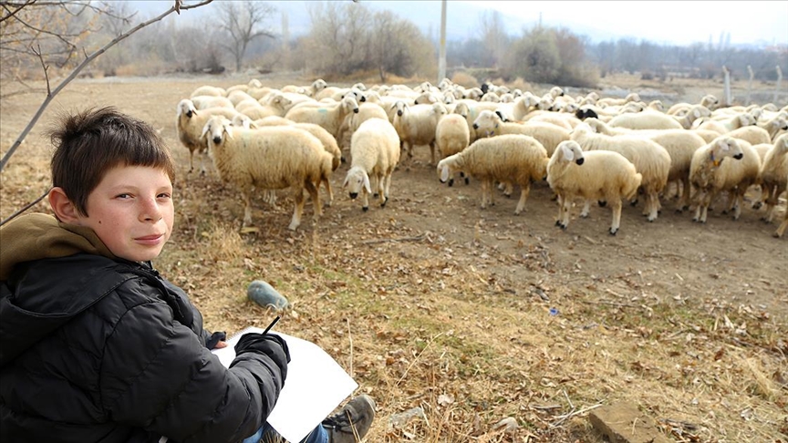 Konyalı 'küçük çoban' yaptığı resimlerle herkesin beğenisini kazanıyor
