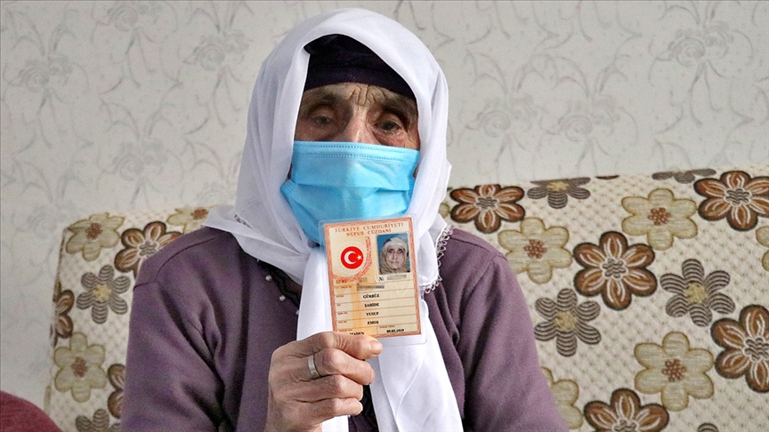 Elazığ'da 102 yaşındaki Şahide Gürbüz koronavirüsü yenmeyi başardı