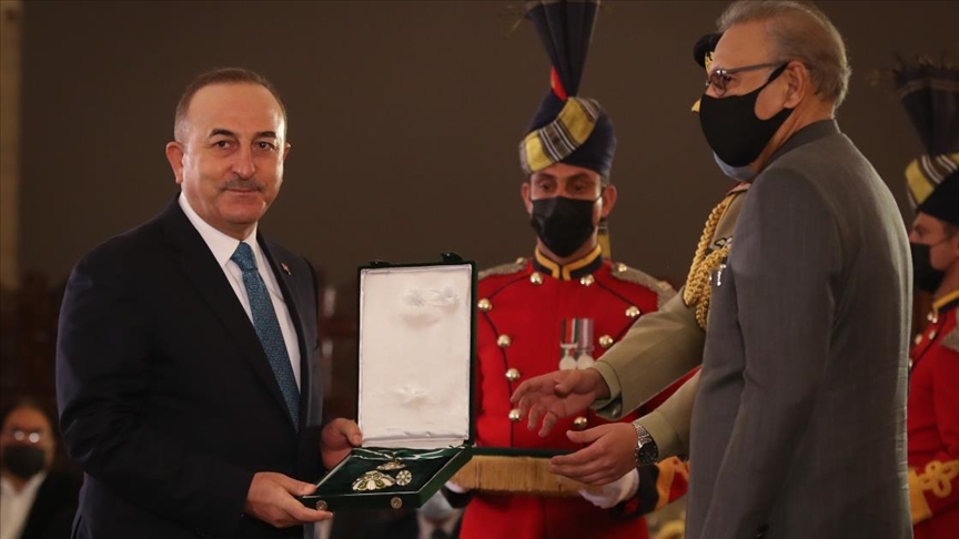 Pakistan'da Dışişleri Bakanı Çavuşoğlu'na devlet nişanı tevdi edildi