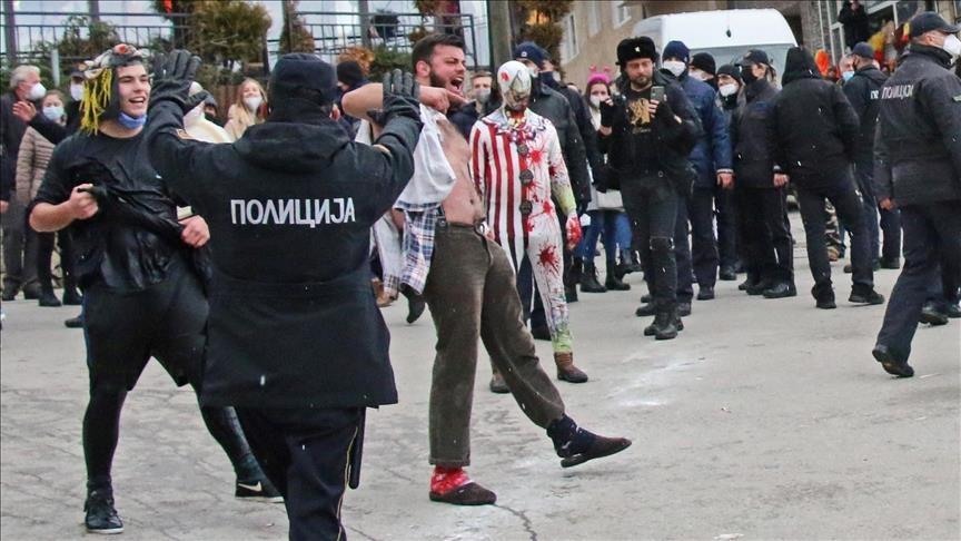 Учесниците на „Вевчанскиот карневал" се судрија со полицијата поради масовно собирање
