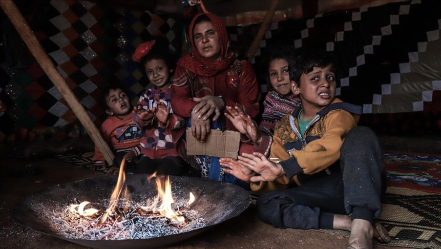 Los métodos de los refugiados sirios en Idlib para sobrevivir el invierno que ponen en peligro sus vidas