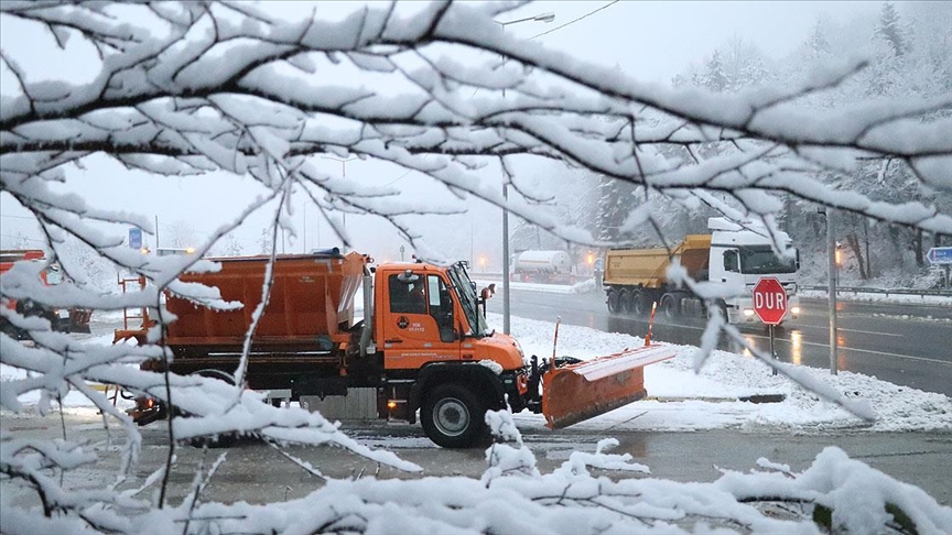 Bolu Dağı'nda kar yağışı etkili oluyor