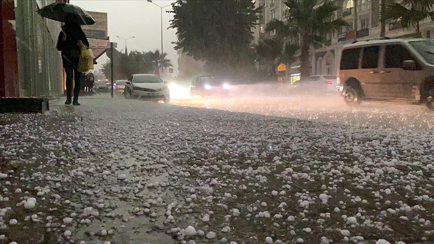 Mersin'de sağanak ve dolu etkili oldu