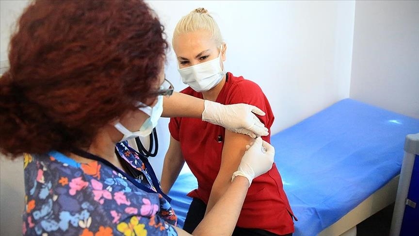 تزریق اولین دوز واکسن کرونا به بیش از صدهزار نفر از کادر درمان ترکیه