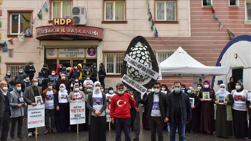 Dayikên Diyarbekirê di roja 500em a çalakiya rûniştinê da çelenka reş danî pêşiya HDPyê
