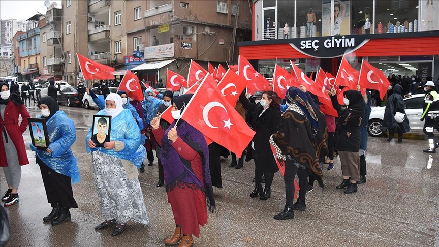Şırnak'ta terör mağduru aileler HDP İl Başkanlığı önünde eylem yaptı