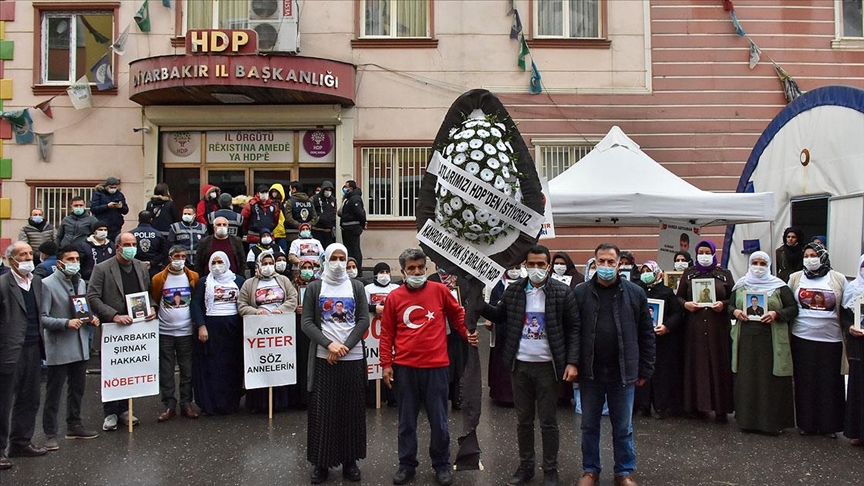 Diyarbakır anneleri oturma eyleminin 500'üncü gününde HDP önüne siyah çelenk bıraktı