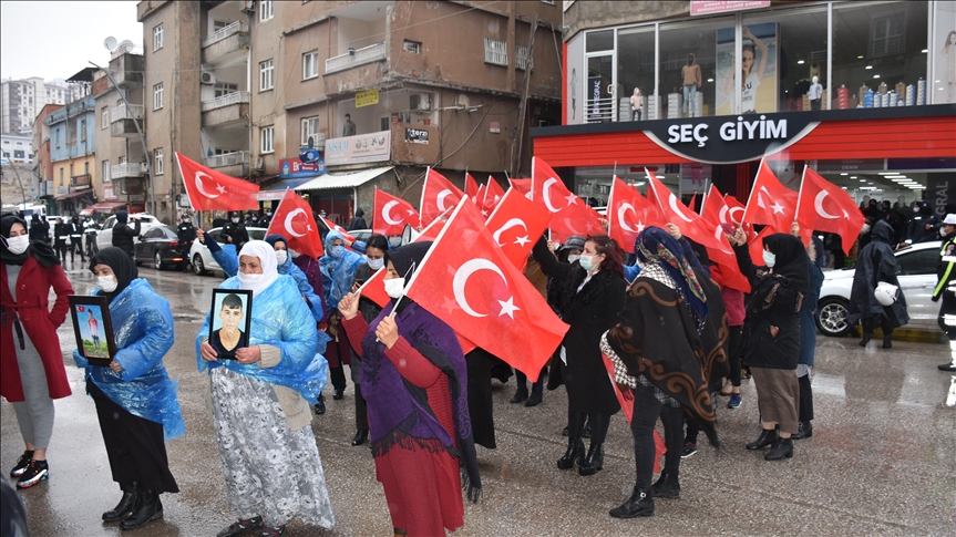 Li Şirnexê malbatên bûne mexdûrên terorê li ber avahiyê Serokatiya Bajêr a HDPyê çalakî kirin