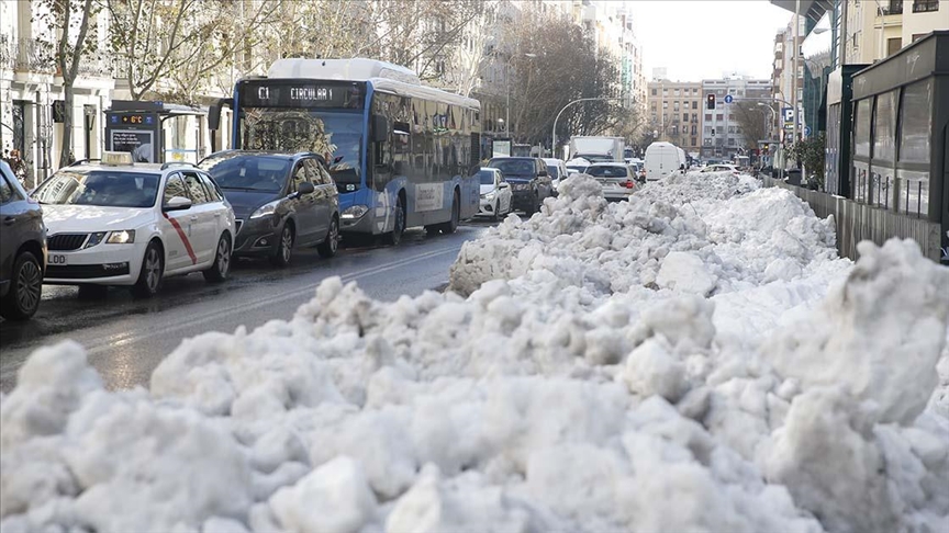 Kar yağışı nedeniyle 1,4 milyar avro zarar oluştuğunu duyuran Madrid Belediyesi "afet bölgesi" ilanı istedi