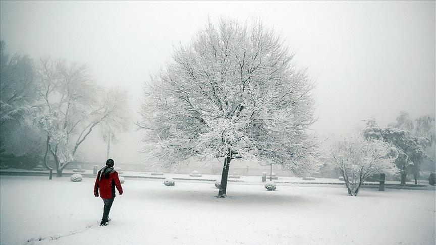 Snijeg prekrio ulice Istanbula: Građani uživaju u zimskoj idili