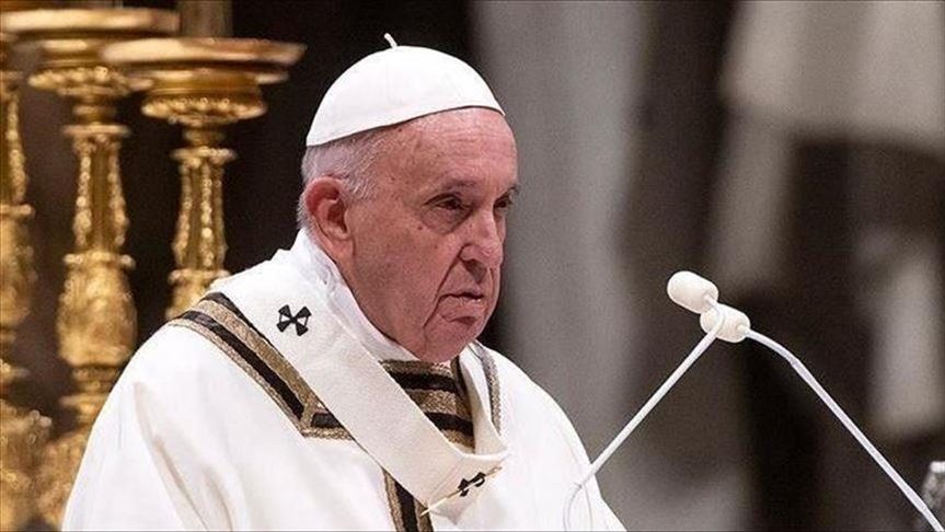 Paus Fransiskus disuntik vaksin Covid-19