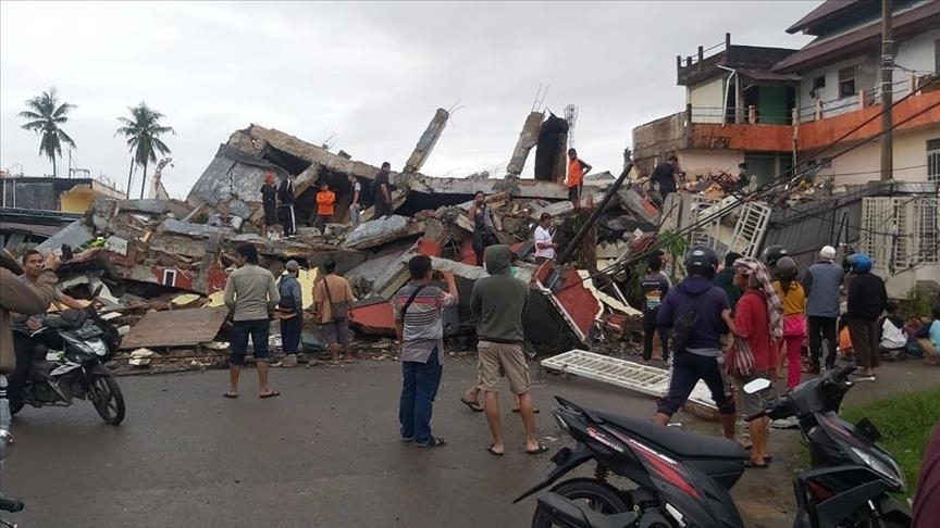 Число жертв землетрясения в Индонезии достигло 35