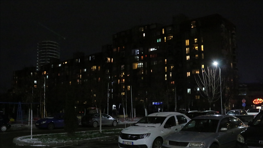 Kosovë, qytetarët ndezin qirinj në ballkone në kujtim të viktimave të luftës