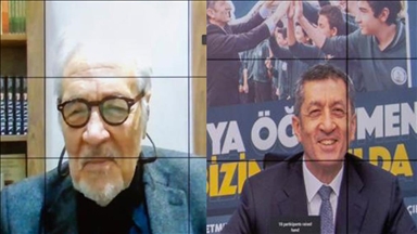 Bakan Selçuk 'Ziya Öğretmen Bizim Okulda' etkinliğini mezunu olduğu liseden başlattı