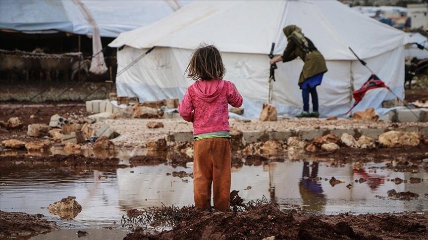 الأمطار تحل "ضيفا ثقيلا" على النازحين السوريين بإدلب