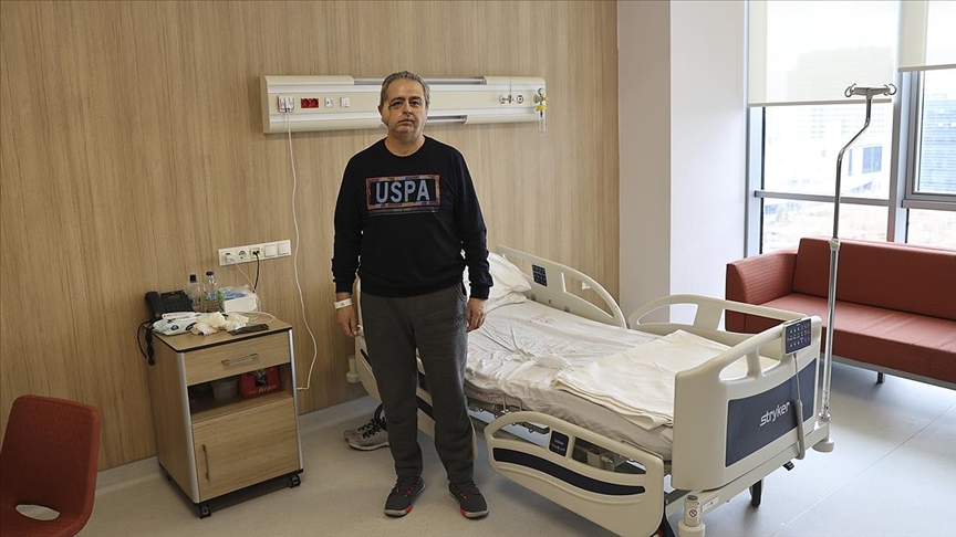Kanserden yüzünün yarısını kaybeden hastaya yapay kemik ve omzundan alınan doku ile yeni yüz yapıldı
