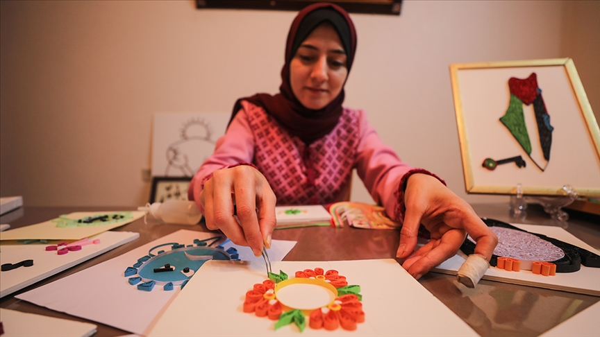 بالورق الملون.. شابة فلسطينية تنقل فن "الكويلينج" إلى غزة (تقرير)