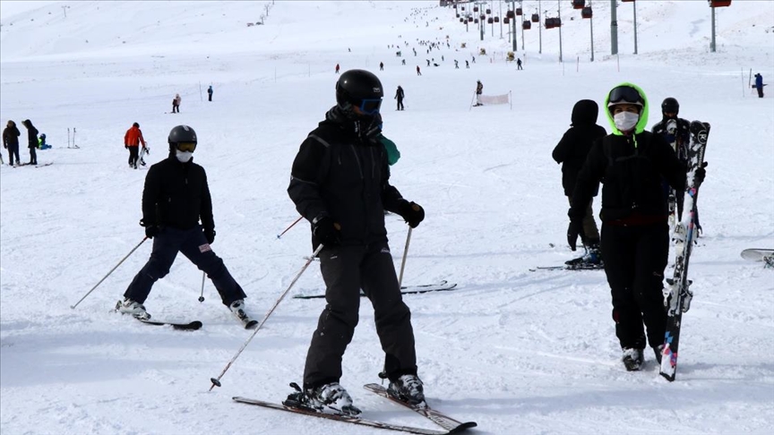 Erciyes'te pistler kayakseverlerle doldu