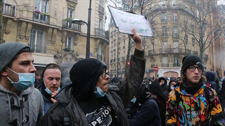 Французы вышли на улицы Парижа против закона о безопасности