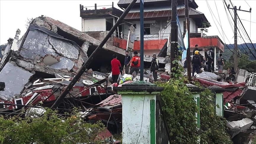 Число жертв землетрясения в Индонезии достигло 56