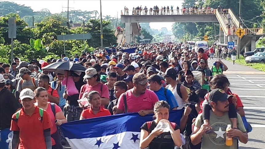 Con palos y gases frenan la caravana migrante hondureña que se dirigía hacia EEUU
