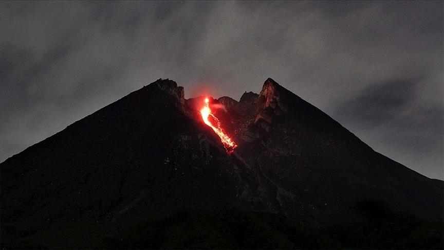 Indonesia: Mount Merapi spews lava, smoke