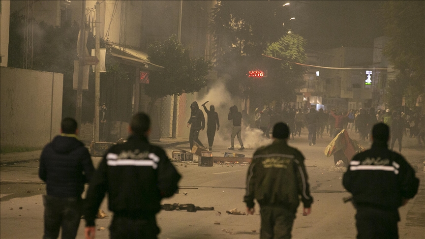 Tunisie : Les manifestations nocturnes se poursuivent pour «briser le couvre-feu»
