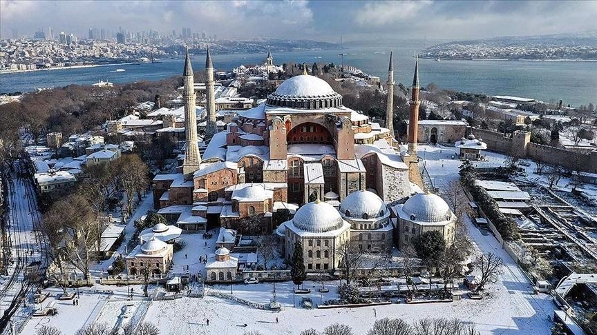 Снегот го обои Истанбул во бело