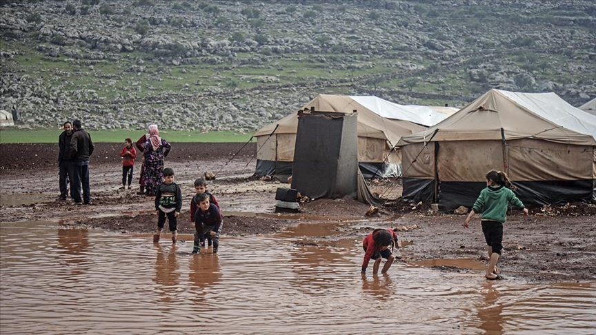 جراء الأمطار.. غرق عشرات الخيام في مخيم بإدلب السورية