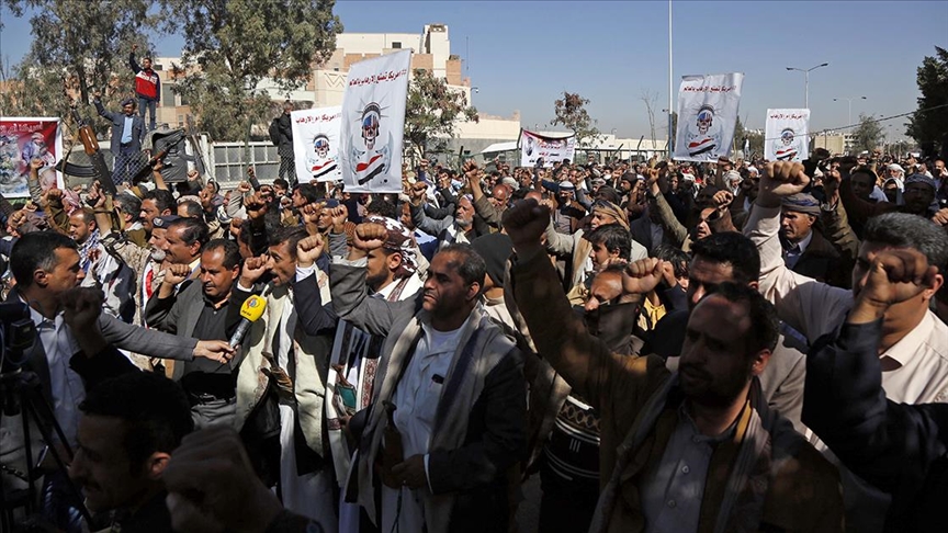 صنعاء.. مئات الحوثيين يتظاهرون أمام السفارة الأمريكية 