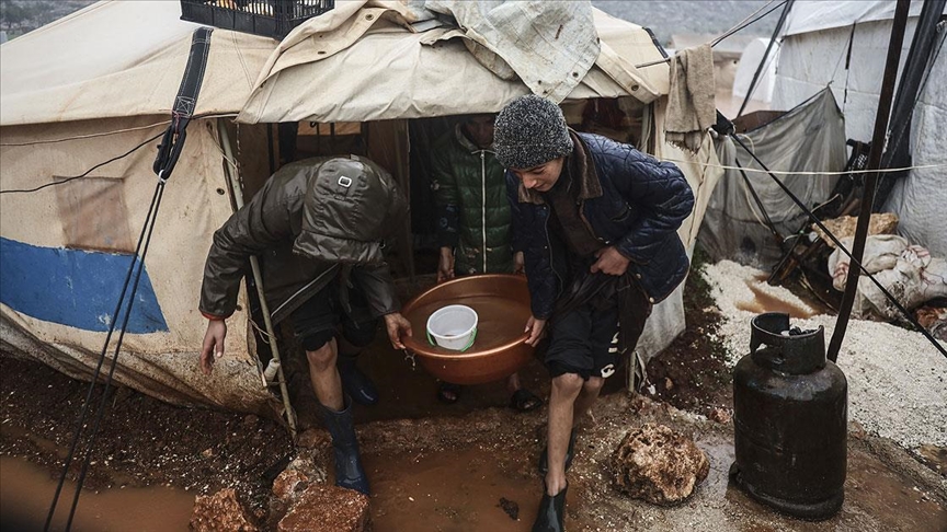 İdlib'de yerinden edilen 50 bin sivilin çadırı sular altında kaldı