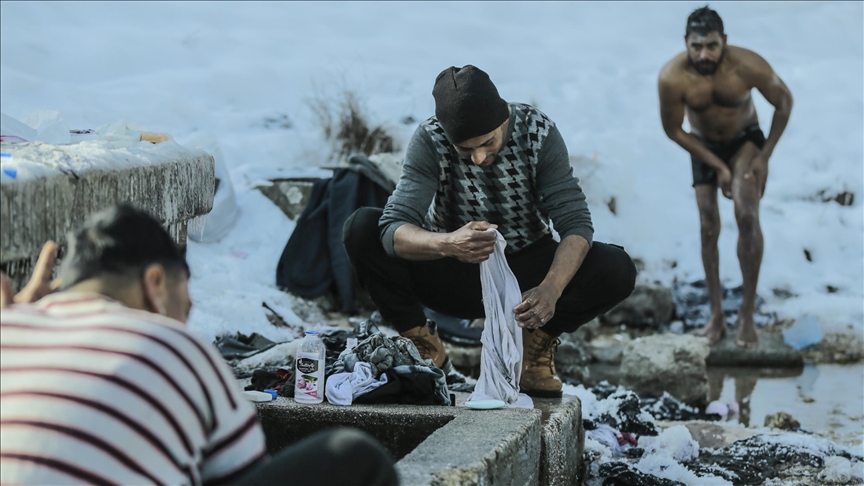 Jeta e përditshme e migrantëve në BeH, larja në ujë të ftohtë me temperatura nën zero