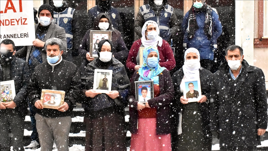 Nobeta ewladan a dayikên Diyarbekirê di bin berfa dibare da dewam dike