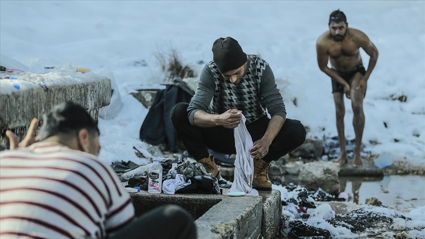 Svakodnevnica migranata na "Lipi": Kupanje u hladnoj vodi na temperaturi ispod nule