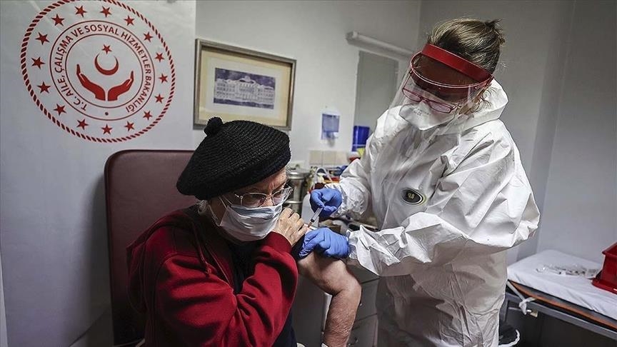روند واکسیناسیون کرونا در مراکز نگهداری سالمندان ترکیه آغاز شد