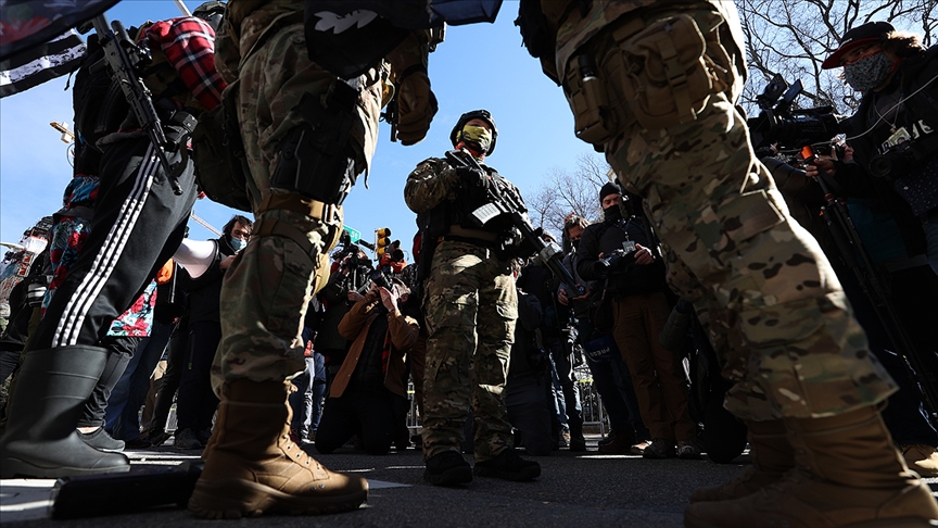 Virginia'da karşıt görüşlü silahlı grupların gösterileri olaysız geçti