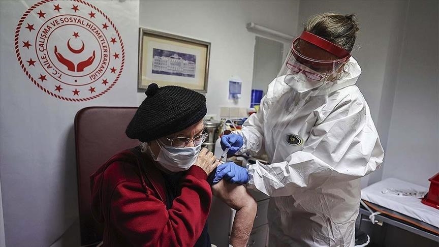 В домах престарелых в Турции началась вакцинация от коронавируса