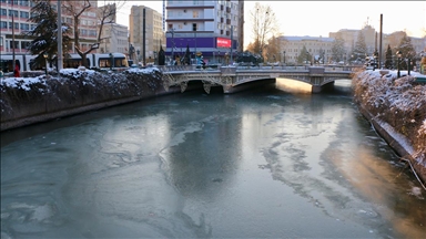 Eskişehir'den geçen Porsuk Çayı buz tuttu
