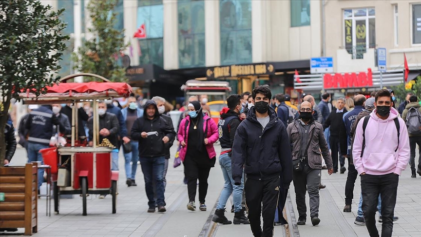 'Kovid-19'u atlatanlar da maske, mesafe ve hijyen kurallarına uymalı'