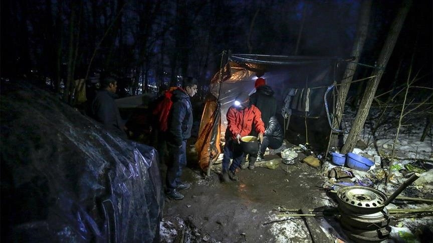 БиХ: Мигрантите во импровизираните кампови во Велика Кладуша живеат во тешки услови