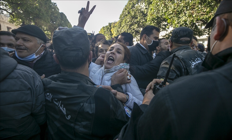 Тунис: Протести против полицискиот час во рамки на мерките против Ковид-19