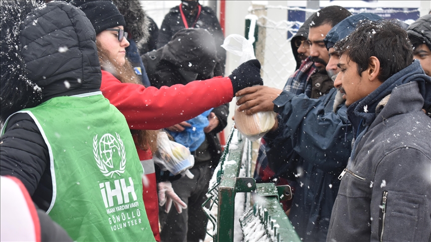 توزیع بسته‌های غذایی میان پناهجویان ساکن اردوگاه لیپا در بوسنی و هرزگوین