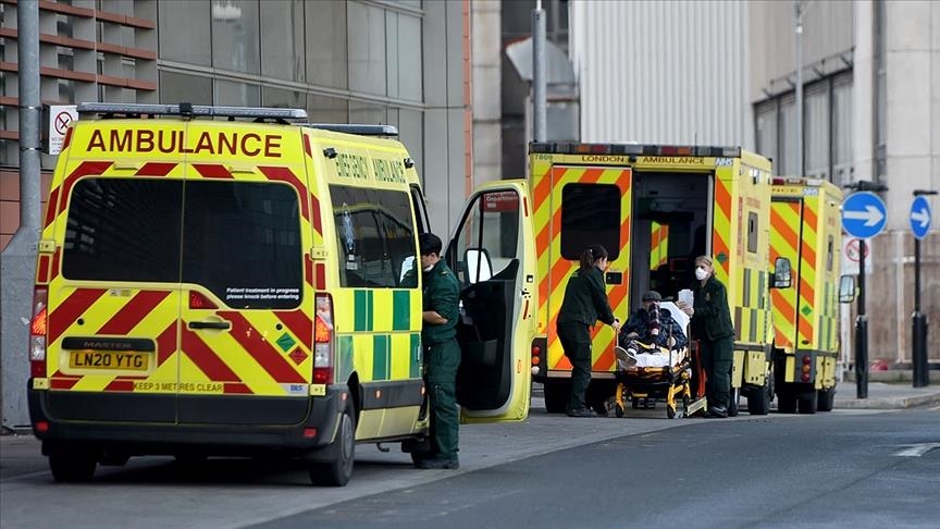 UK reports record 1,820 COVID-19 deaths