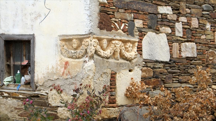 Manisa'da bir evin duvarında kullanılan antik lahit müzeye taşınacak