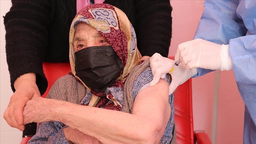 یک زن 103 ساله در دنیزلی ترکیه واکسن کرونا دریافت کرد