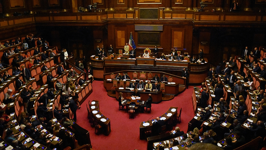 İtalya'da Başbakan Conte ve hükümeti, Senato'daki kritik güven oylamasını az farkla kazandı