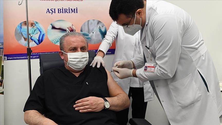 Претседателот на турскиот Парламент се вакцинираше против Ковид-19 