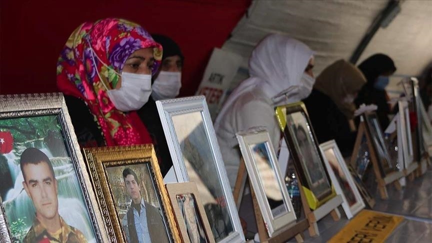 Dayikên Diyarbekirê bangî zarên xwe kirin ku teslîm bibin